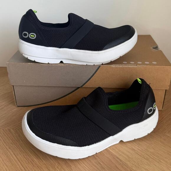 OOFOS OOmg eeZee Black/White Mesh Slip On Recovery Sneakers Women - SZ 8.5 - Picture 1 of 10